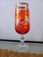 Antiek wijnglas rood oranje gegraveerd glas., Antiek en Kunst, Ophalen of Verzenden