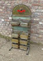 vakkenkastje met voorraadbakjes uit autogarage, Ophalen