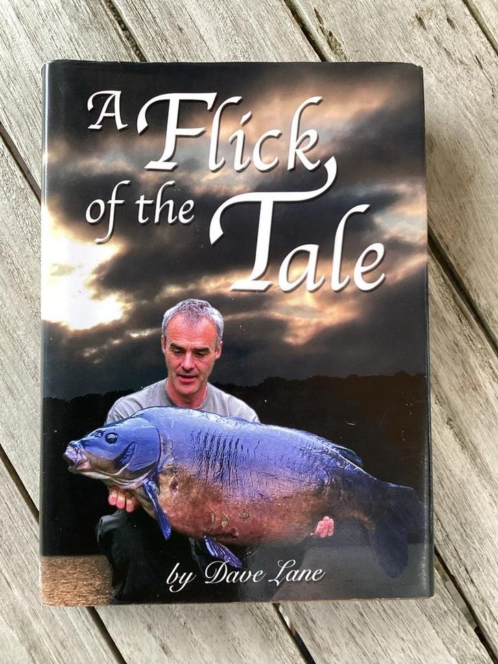 A Flick of the Tale  van Dave Lane, Watersport en Boten, Hengelsport | Karpervissen, Zo goed als nieuw, Overige typen, Ophalen of Verzenden
