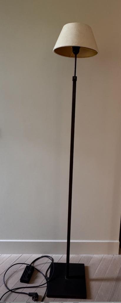 Duran,Franse vloerlamp, donkerbruine voet met fluwelen kapje, Huis en Inrichting, Lampen | Lampenkappen, Gebruikt, 50 cm of meer