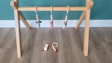 Houten babygym met boerderijdieren beschikbaar voor biedingen
