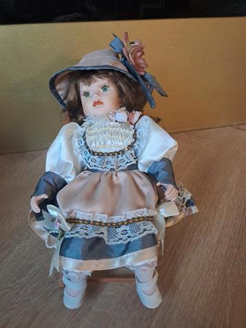 Vintage Porseleinen Pop met Stoel beschikbaar voor biedingen