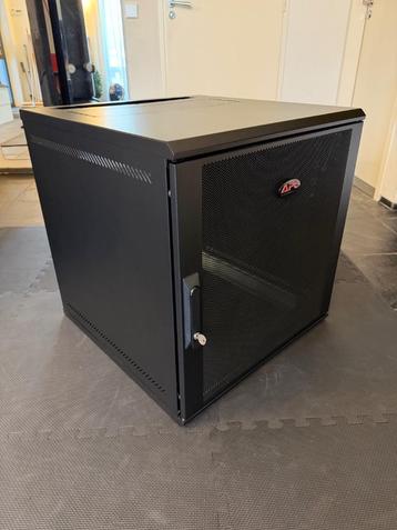 Wandpatchkast - APC NetShelter WX 12U/HE 19" / Serverkast beschikbaar voor biedingen