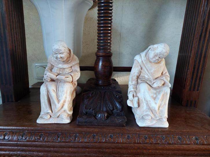 Twee zitten monniken met boek / Gips, Antiek en Kunst, Kunst | Beelden en Houtsnijwerken, Ophalen of Verzenden