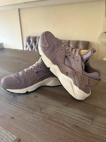 Zgsn paarse Nike Hurauche sneakers islangen print 38/39 beschikbaar voor biedingen
