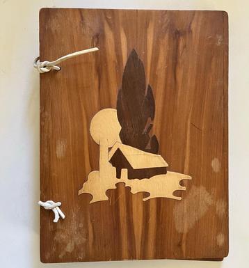 Antiek fotoalbum met houten kaft beschikbaar voor biedingen