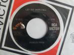Single Charley Pride - Let The Chips Fall - She Made Me Go, 7 inch, Single, Ophalen of Verzenden, Zo goed als nieuw