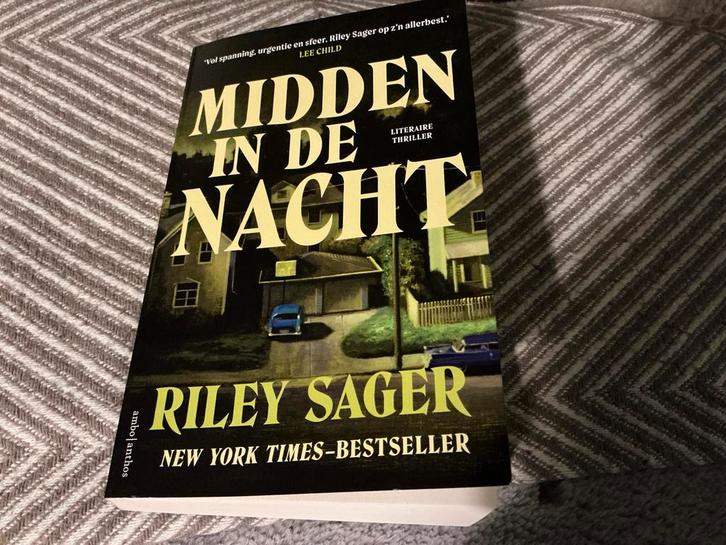 Midden in de Nacht - Riley Sager, Boeken, Thrillers, Zo goed als nieuw, Amerika, Ophalen of Verzenden