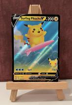 Surfing Pikachu V 008-025 Celebrations Pokémon Kaart, Hobby en Vrije tijd, Verzamelkaartspellen | Pokémon, Nieuw, Losse kaart