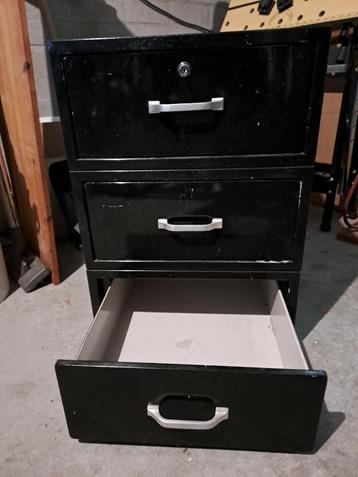 zwart metalen kastje, 3 lades beschikbaar voor biedingen