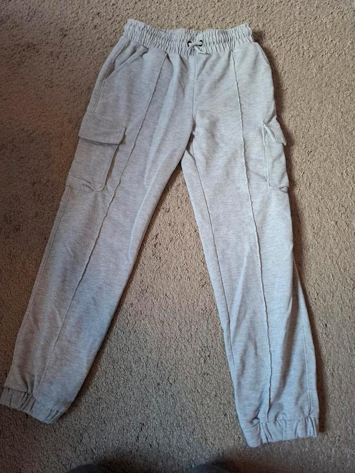Licht grijze joggingbroek met zakken maat 158/164, Kinderen en Baby's, Kinderkleding | Maat 158, Zo goed als nieuw, Meisje, Broek