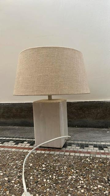 Lampje met crèmekleurige stoffen kap