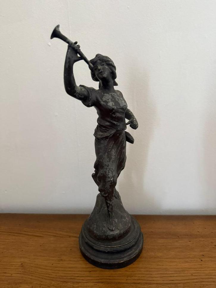 Antiek spelter beeld – Vrouw met trompet, Verzamelen, Beelden en Beeldjes, Gebruikt, Mens, Ophalen