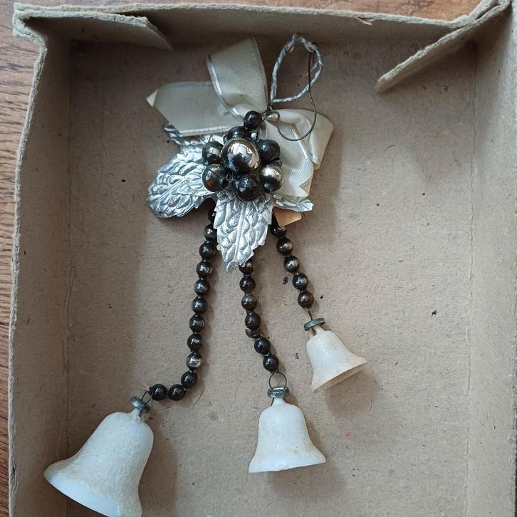 Oude Kerstversiering Kersthanger met Klokjes en Glaskralen, Diversen, Kerst, Ophalen of Verzenden