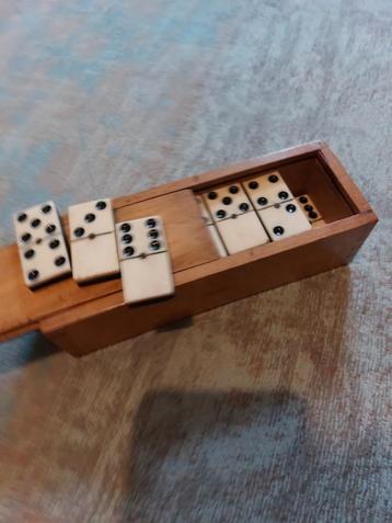 domino antiek van bot beschikbaar voor biedingen