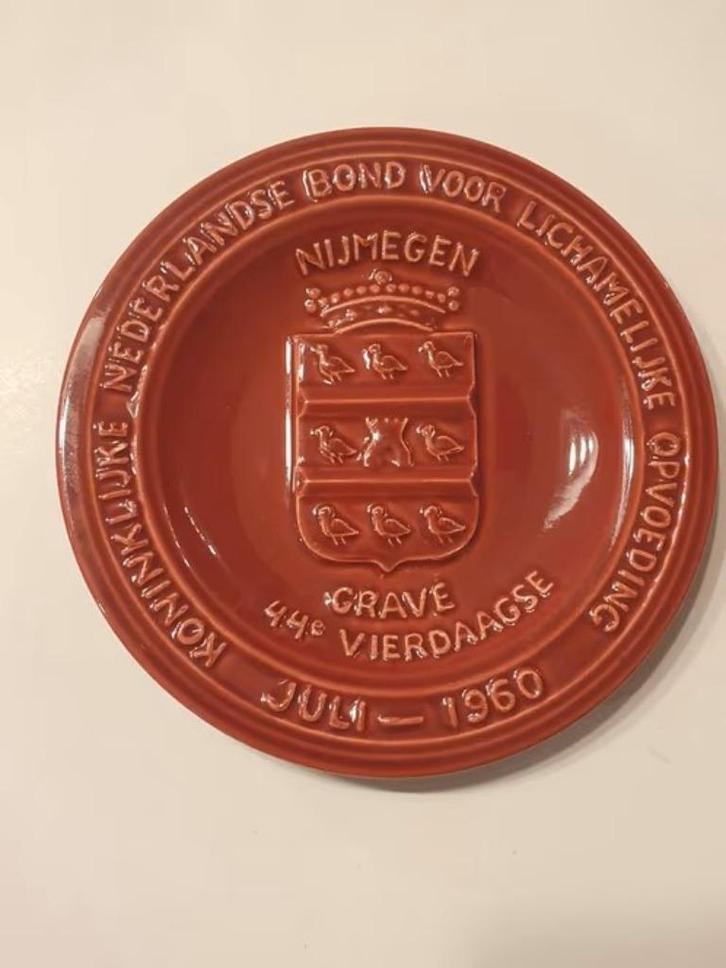 Vierdaagse bordje 1960Nijmegen 44e keer!! wapen Grave, Antiek en Kunst, Antiek | Wandborden en Tegels, Ophalen