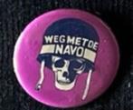 Vintage button 'weg met de navo'/ dooshoofd-helm., Verzamelen, Speldjes, Pins en Buttons, Button, Zo goed als nieuw, Verzenden