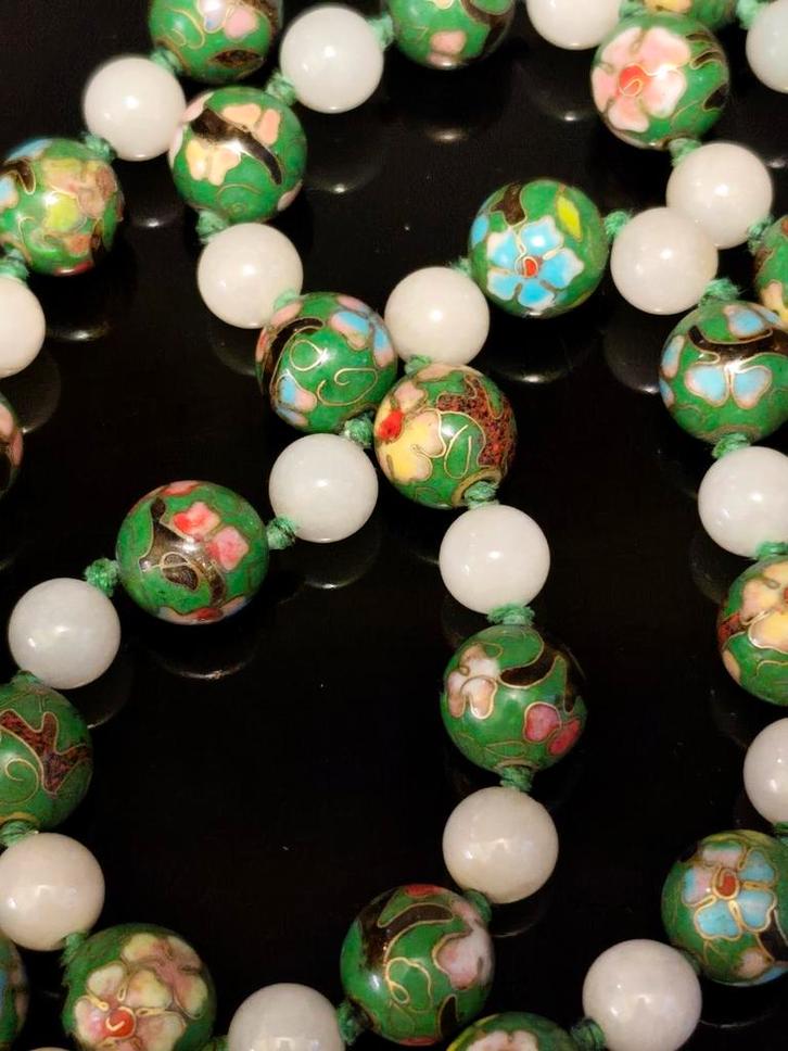 Midcentury groene ketting met cloissoné + jade kralen 70 cm, Sieraden, Tassen en Uiterlijk, Antieke sieraden, Ketting, Overige materialen