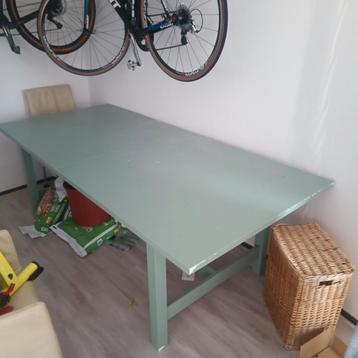 Gratis af te halen eettafel met vier eetkamerstoelen