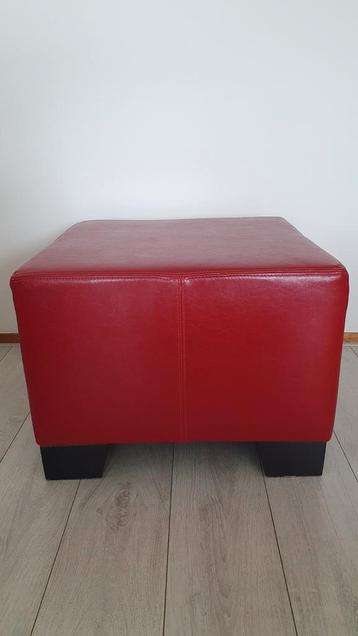 Hocker groot vierkant rood ▪︎ poef beschikbaar voor biedingen
