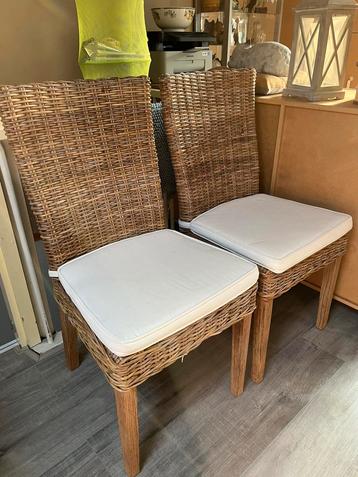 Twee rieten stoelen beschikbaar voor biedingen