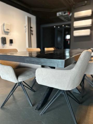 Zwarte eettafel + 6 draaistoelen beschikbaar voor biedingen