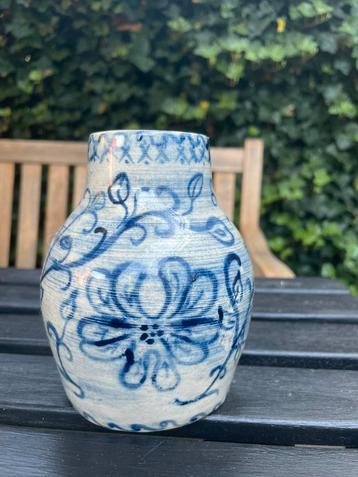 Blauw vaasje beschikbaar voor biedingen
