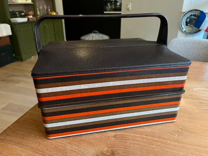 Retro Naaibox / Naaidoos, Verzamelen, Retro, Huis en Inrichting, Ophalen of Verzenden