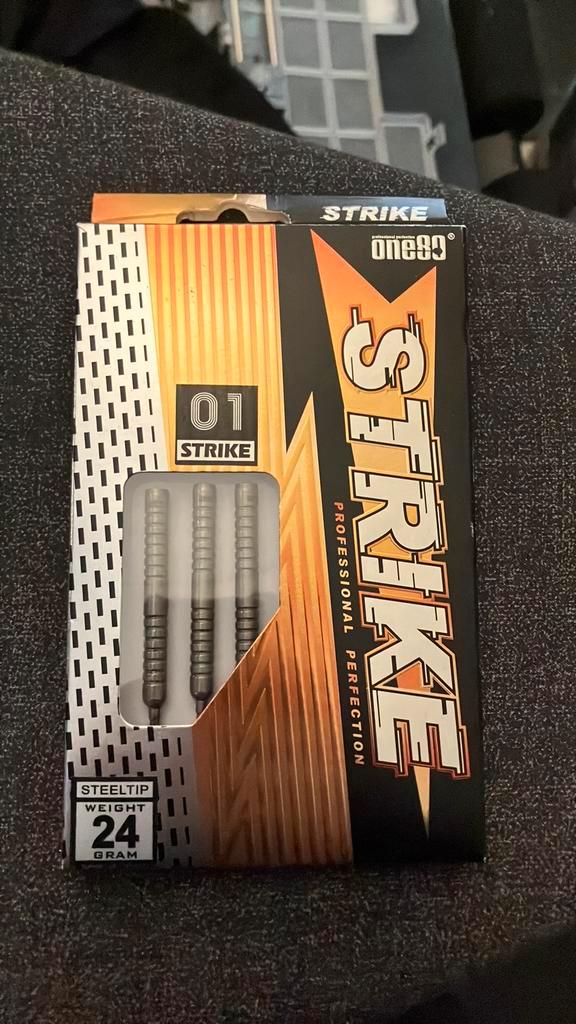 2 sets One80 strike01 24 gram met grippunten., Sport en Fitness, Darts, Zo goed als nieuw, Pijlen, Ophalen of Verzenden