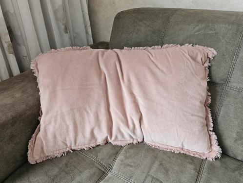 Vivaraise velvet zachtroze kussen sierkussen met franjes, Huis en Inrichting, Woonaccessoires | Kussens, Zo goed als nieuw, Roze