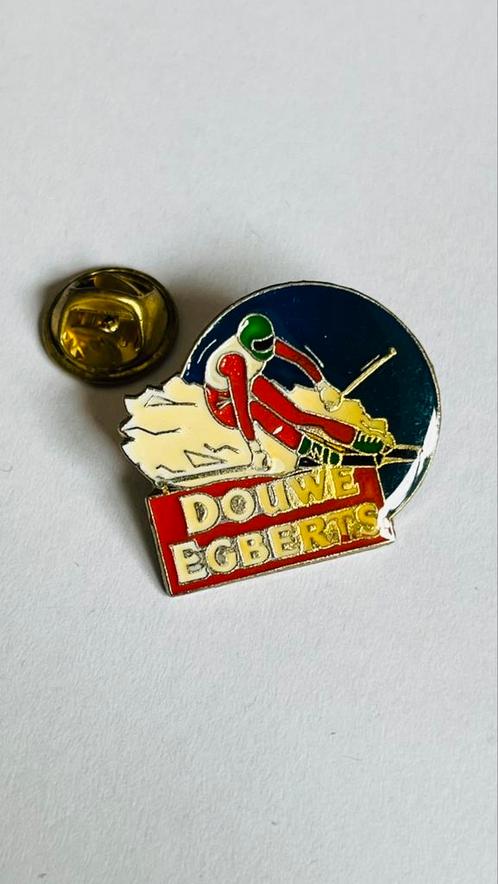 Douwe Egberts skiën pin, Verzamelen, Speldjes, Pins en Buttons, Zo goed als nieuw, Overige onderwerpen, Ophalen of Verzenden