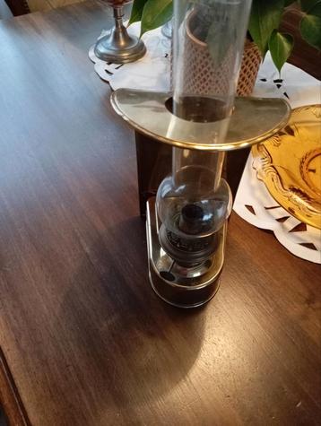 Geel koperen petroleum lamp. beschikbaar voor biedingen