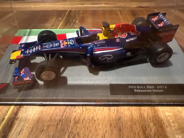 Red Bull RB9 Sebastian Vettel 2013 – schaal 1:43, Hobby en Vrije tijd, Modelauto's | 1:43, Zo goed als nieuw, Auto, Overige merken