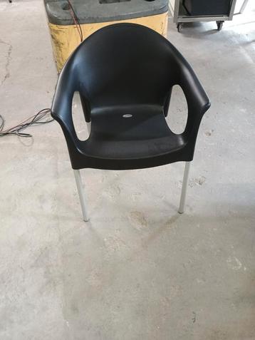 Zwarte design stoel beschikbaar voor biedingen