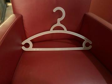 10x witte doorzichtige kledinghangers beschikbaar voor biedingen
