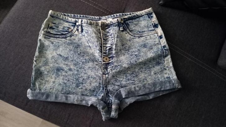 FB sister korte spijkerbroek, M/L, Kleding | Dames, Spijkerbroeken en Jeans, Zo goed als nieuw, W30 - W32 (confectie 38/40), Grijs