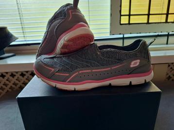 Dames skechers mt 41 beschikbaar voor biedingen