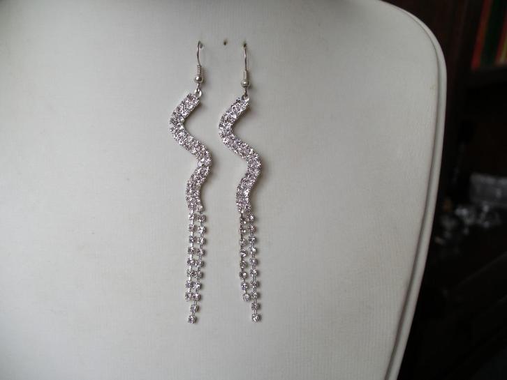 Een paar Lange Zilverkleurige Oorbellen met Strass steentjes, Sieraden, Tassen en Uiterlijk, Antieke sieraden, Oorbellen, Overige materialen
