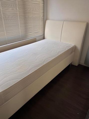 Bed beschikbaar voor biedingen