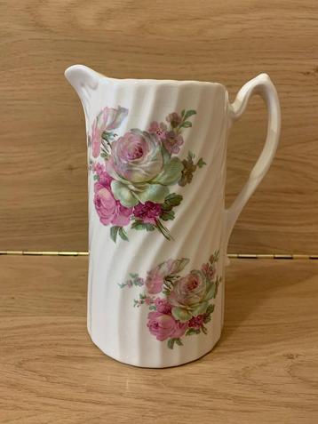 Mooie vintage Engelse porseleinen vaas/kan/meander porselein beschikbaar voor biedingen