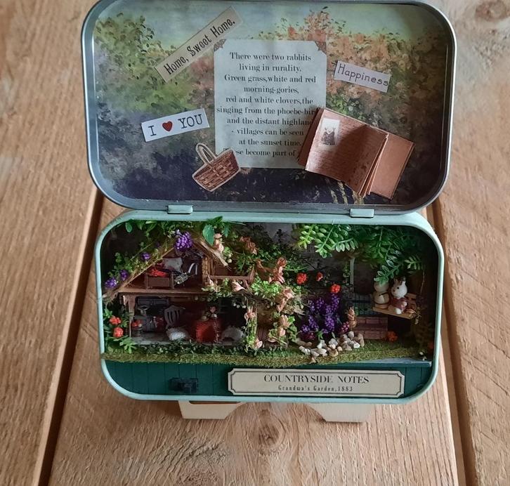 miniatuur in blikje - grannys garden, Verzamelen, Poppenhuizen en Toebehoren, Zo goed als nieuw, Poppenhuis, Ophalen of Verzenden