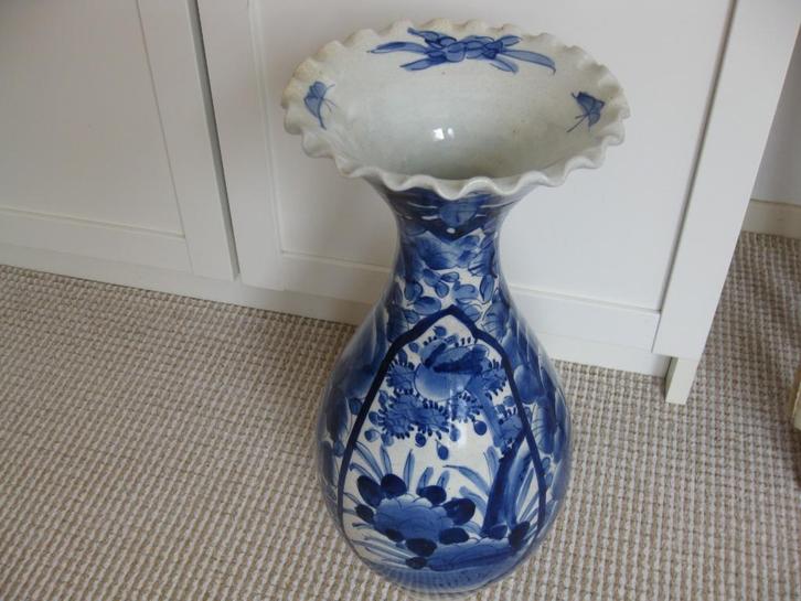 Japanse porseleinen Arita vaas met golfrand, hoogte 38 cm., Antiek en Kunst, Antiek | Vazen, Ophalen