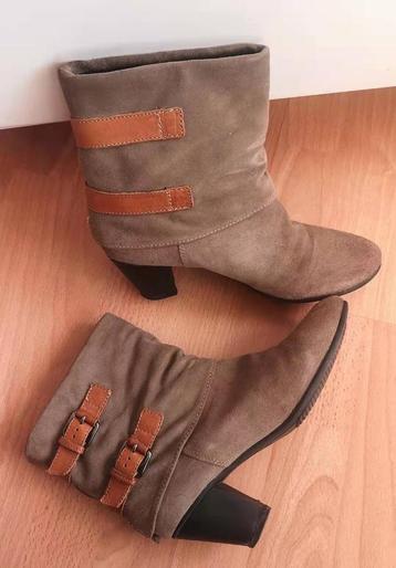 Causal chic Khaki enkellaars van suéde met gespdetail 39 beschikbaar voor biedingen