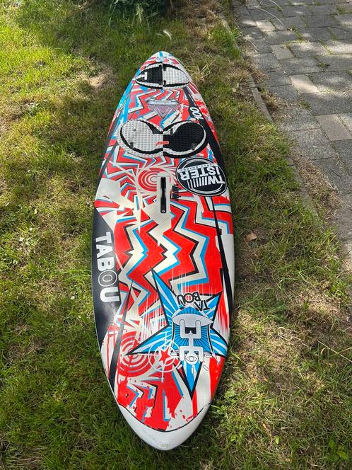 Tabou Twister 100L freestyle, Watersport en Boten, Windsurfen, Gebruikt, Plank, Minder dan 250 cm, Met vin(nen), Ophalen