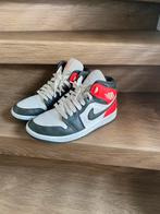 Nike air Jordan 1 Mid Newsprint Light Orewood Brown maat 38, Schoenen, Ophalen of Verzenden, Zo goed als nieuw