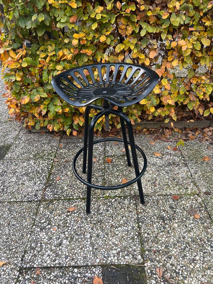 4x Stoere barkruk met tractorzitting, Huis en Inrichting, Barkrukken, Gebruikt, 60 tot 90 cm, Metaal, 4 krukken, Met voetsteun