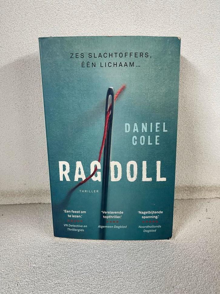 Daniel Cole - Ragdoll, Boeken, Thrillers, Zo goed als nieuw, Nederland, Ophalen of Verzenden