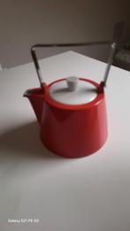 Theepot van tric,rood, Ophalen of Verzenden