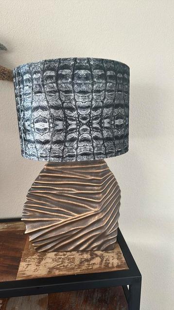 Tafel lamp beschikbaar voor biedingen