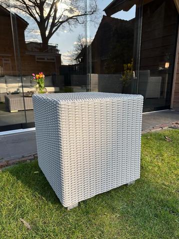 Tuinstoel / Hocker / bijzettafel wit gemeleerd wicker nieuw beschikbaar voor biedingen